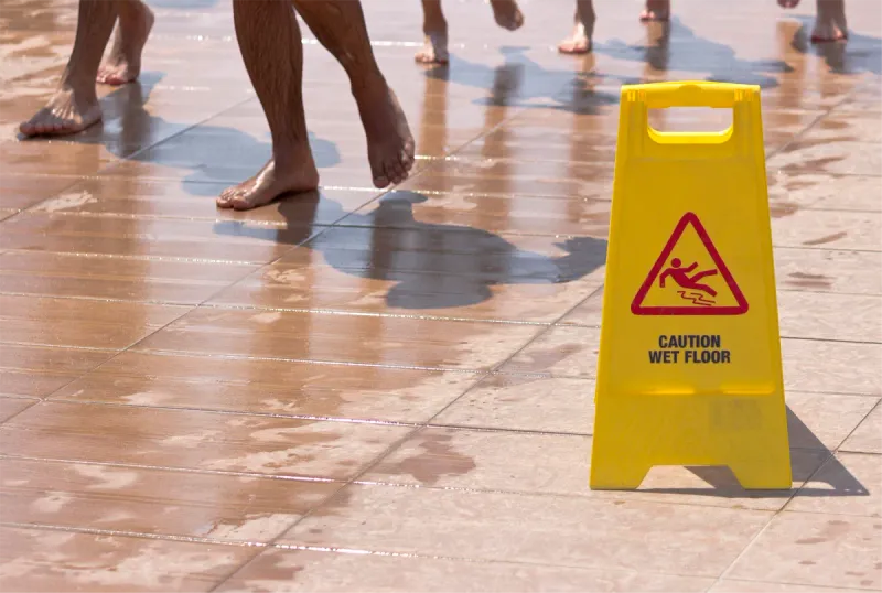 Señal de piso mojado en un parque acuático