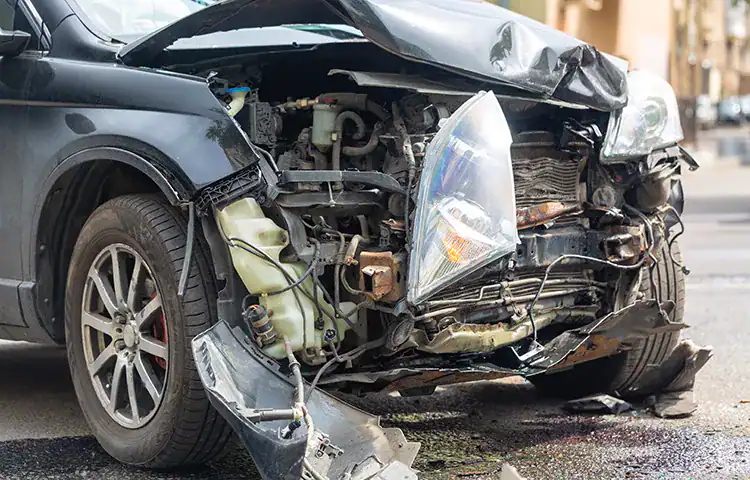 SUV con la parrilla destrozada