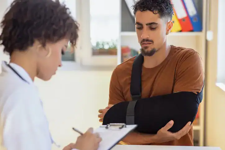 Una persona lesionada hablando con una enfermera