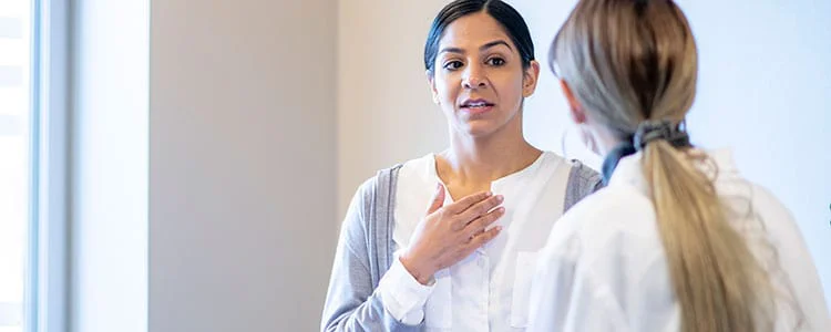 Médico que diagnostica a un paciente con mesotelioma