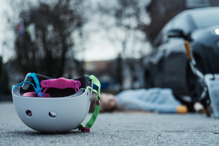 Bicycle helmet on roadway after a serious bicycle accident involving a vehicle in New Orleans
