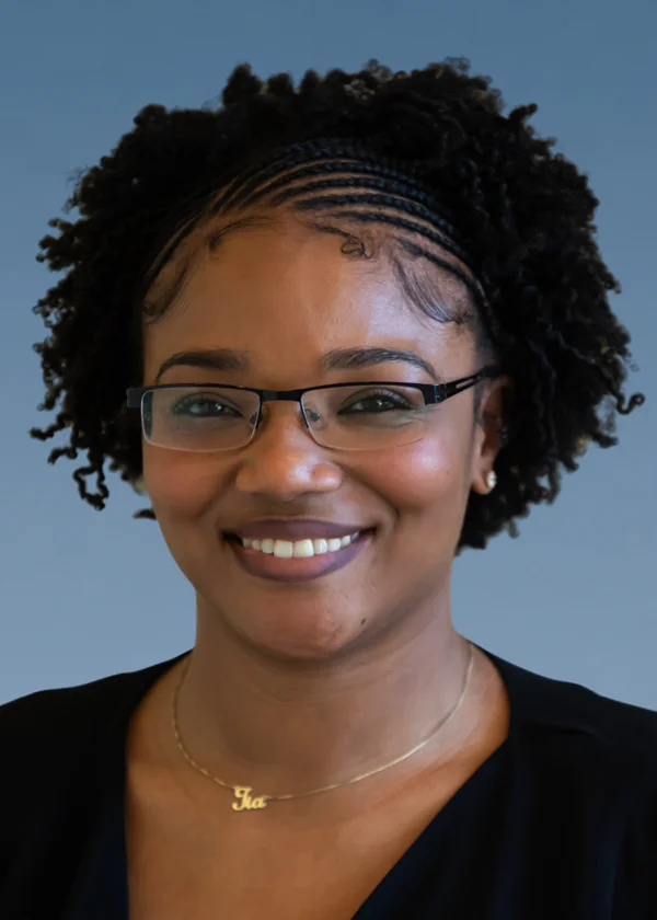 Tia Alexander - Empleada del bufete de abogados de Chip Forstall